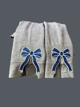 Load image into Gallery viewer, Lions crewneck with bows
